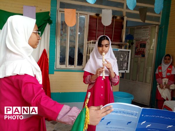 صبحی پرشور و نشاط در مدرسه غیردولتی مریم با اجرای گروه پیشتازان