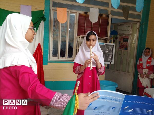 صبحی پرشور و نشاط در مدرسه غیردولتی مریم با اجرای گروه پیشتازان