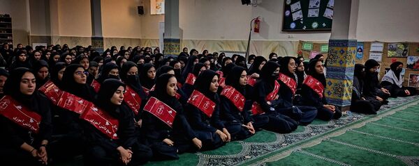 استقبال دانش‌آموزان دبیرستان شهید برقعی 2 قم از یک لاله فاطمی