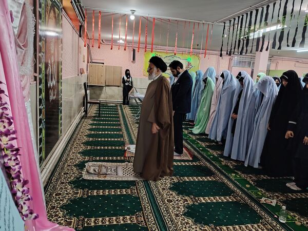 جلسه پرسش و پاسخ با امام جمعه شهرستان نیشابور در دبیرستان شاهد قدسیان 