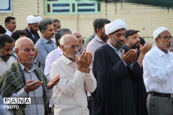 طنین نماز عید قربان در بقعه متبرک امامزاده شاه قطب‌الدین حیدر (ع) رودان