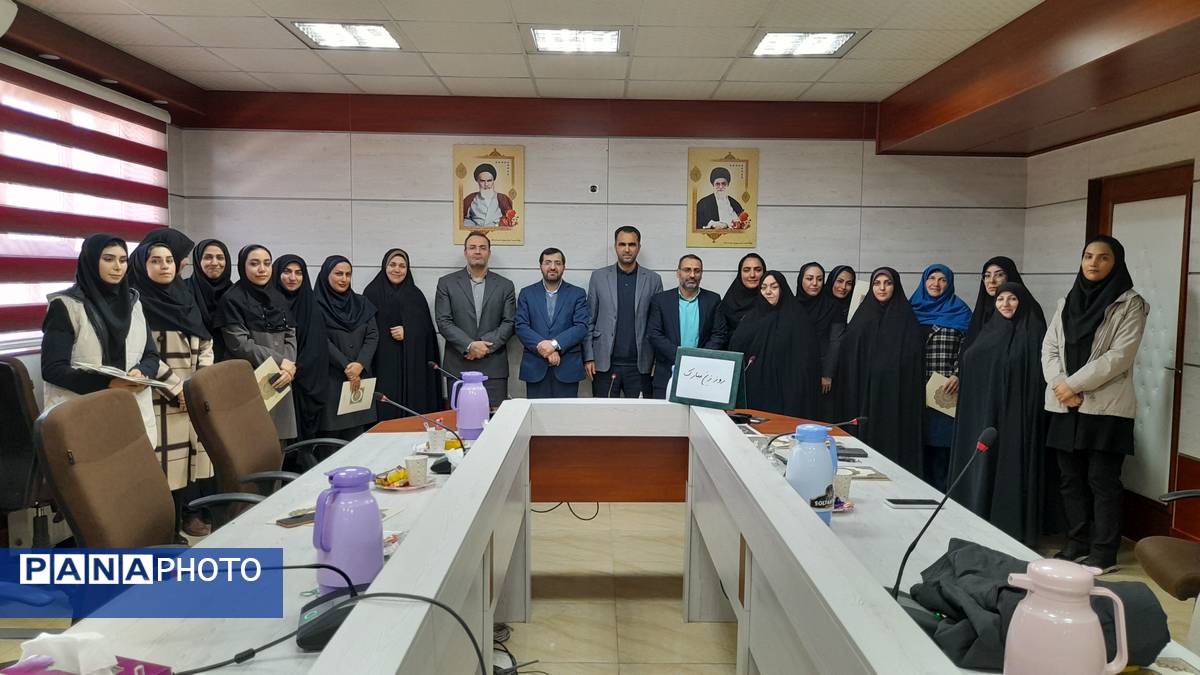 مراسم تجلیل از زحمات بانوان اداره آموزش و پرورش ملارد به مناسبت روز مادر 