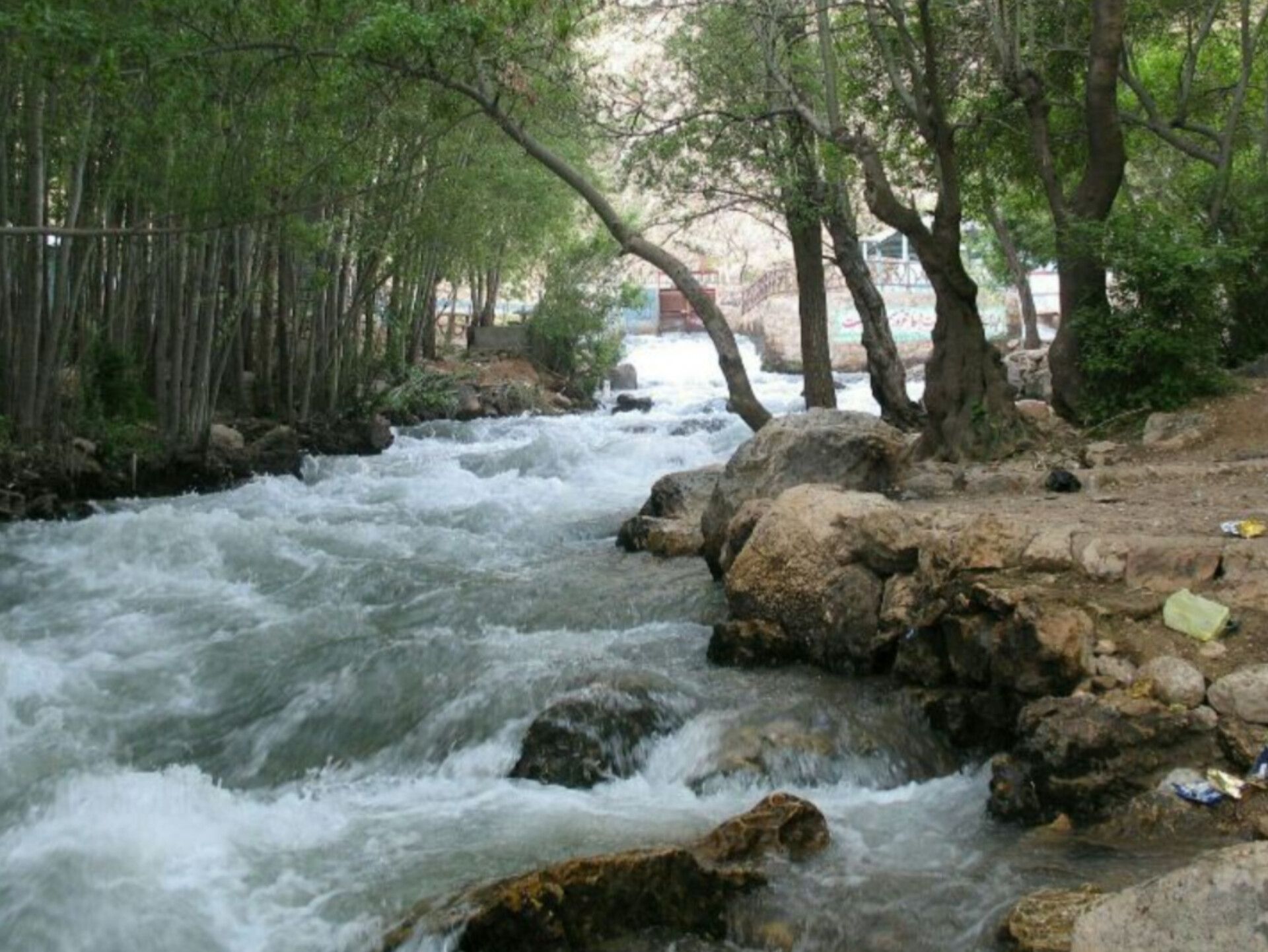 کتیبه‌های مشروطه در پیرغار، قلب تپنده تاریخ در طبیعت دهچشمه