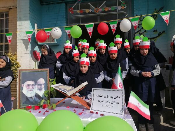  مراسم پیروزی انقلاب در مدرسه ناهید نخودی 