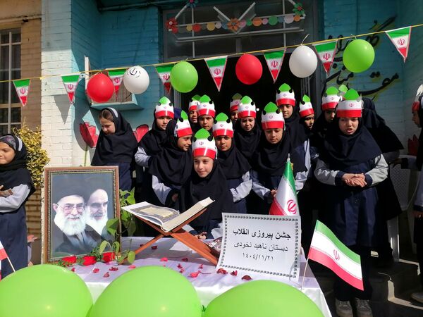  مراسم پیروزی انقلاب در مدرسه ناهید نخودی 