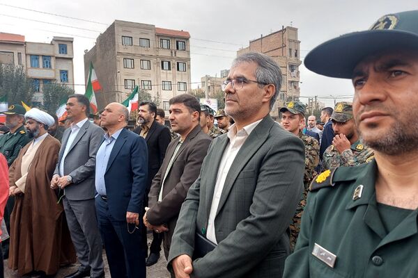 حضور پرشکوه دانش‌آموزان کهریزک و باقرشهر در راهپیمایی ۱۳ آبان