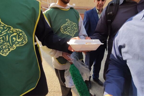 در اغنای دل‌ها هنرستان موفقیان اسلامشهر میزبان آیین فاطمیه و سفره احسان بانوی نور بود