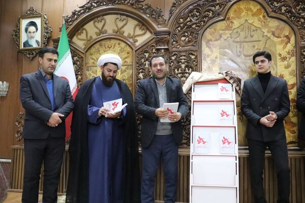 رونمایی کتاب «سه کبوتر حدادان» دانش‌آموز تبریزی