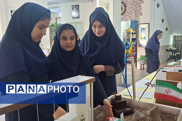 نمایشگاه دست‌سازه‌های دانش‌آموزی مدرسه نمونه دولتی ارشاد قرچک