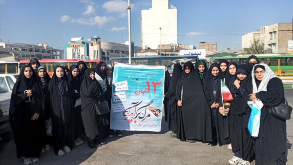 راهپیمایی به مناسبت ۱۳ آبان در میدان شهدا 