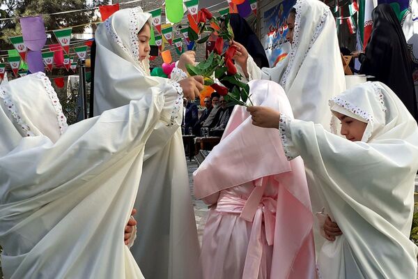 جشن شکفتن غنچه‌ ها، در دبستان مهرتابان بهارستان دو
