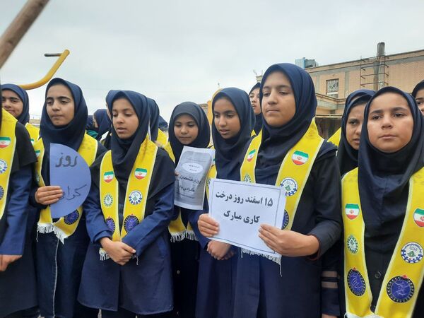 در هفته درختکاری دبیرستان دخترانه فدک تربت جام سرسبزتر شد