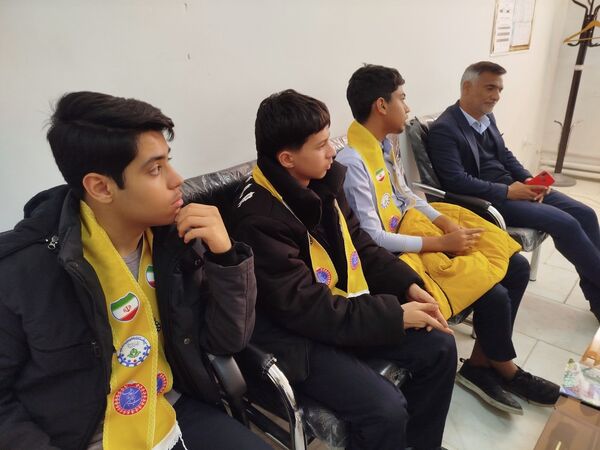 جلسه شورای دانش‌آموزی دبیرستان پسرانه متوسطه اول سما شهرستان کاشمر به مناسبت ایام دهه فجر 