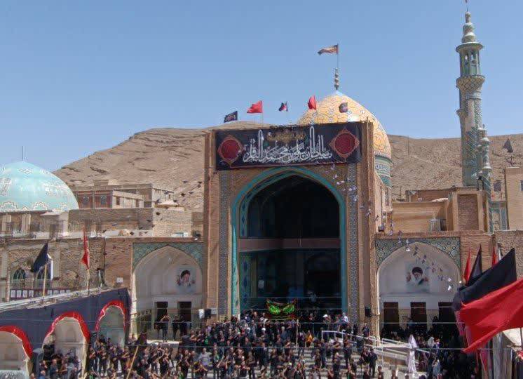 اقامه عزا و نوحه خوانی در صحن آستان مقدس حضرت سلطانعلی(ع) 