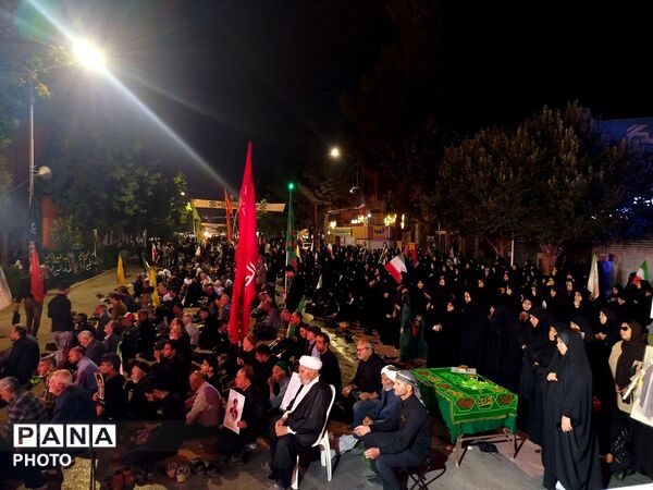 آیین عزاداری و نماز استغاثه به یاد رهبر امت اسلام در حسینیه امام خمینی 