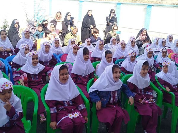 طلوع شکوفه‌های امید در دبستان امین زاده فاروج 