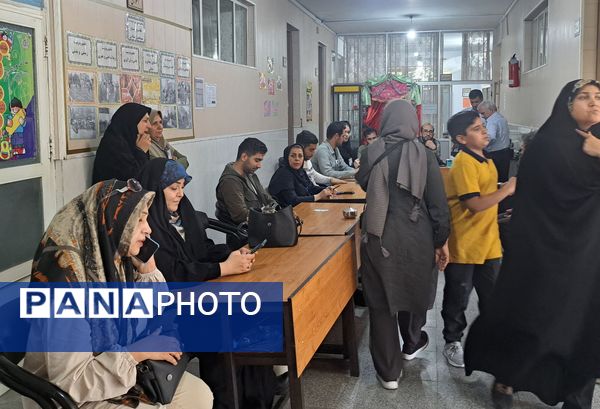 مردم‌ مشهد مثل همیشه با شور و نشاط آمدند تا ایران را بسازند