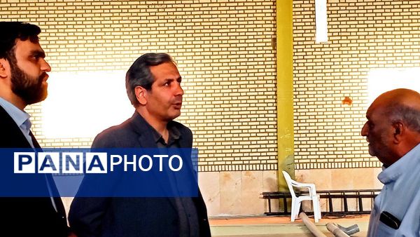 فرماندار کاشمر از سالن و چمن مصنوعی روستای قوژد بازدید کرد