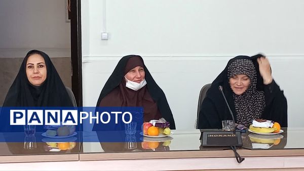  تجلیل از اولیا جانباز و پاسدار دبیرستان شاهد عصمت ناحیه 3 کرج 