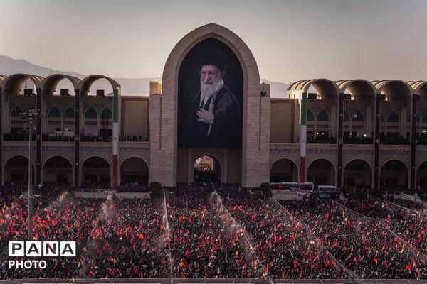 مصلی تهران در تسخیر موج همدلی؛ وداع باشکوه مردم با رهبر شهید