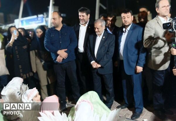 وزیر آموزش و پرورش در جمع دانش آموزان مشهدی ؛ از اقامه نماز تا بازدید از غرفه های دانش آموزی