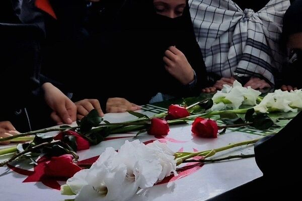 استقبال دانش‌آموزان دبیرستان شهید برقعی 2 قم از یک لاله فاطمی