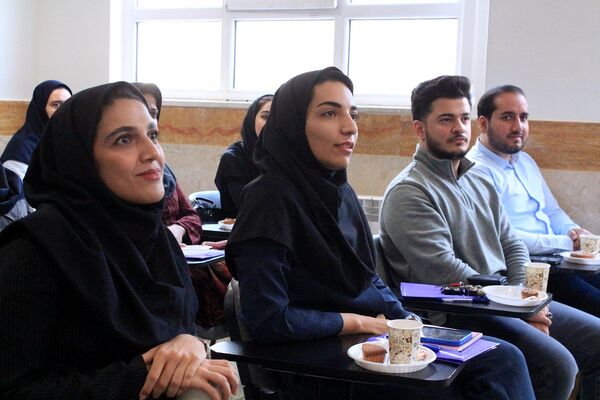 کارگاه دانش‌افزایی زبان انگیلیسی در دبیرستان‌ولایت بهارستان‌دو