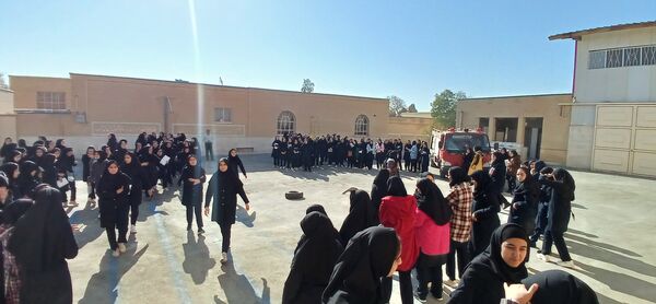 آموزش آتش نشانی و اقدامات ایمنی در دبیرستان حضرت خدیجه (س) جعفریه