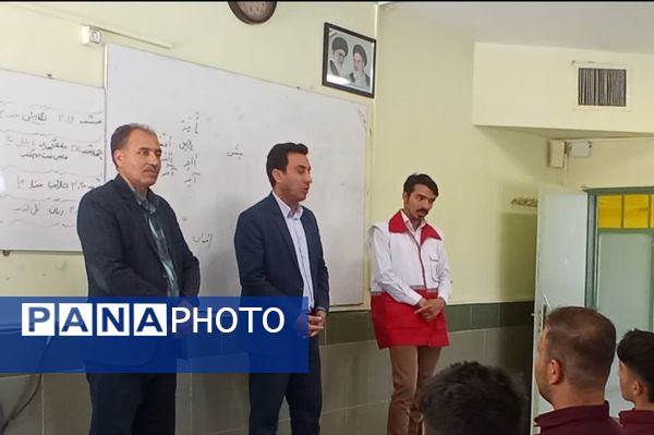 کلاس آموزشی هلال احمر در دبیرستان نمونه آیت الله خامنه ای