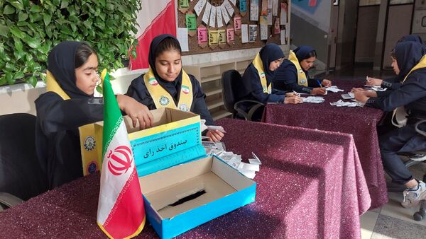  انتخابات شورای دانش آموزی در دبیرستان هوشیار