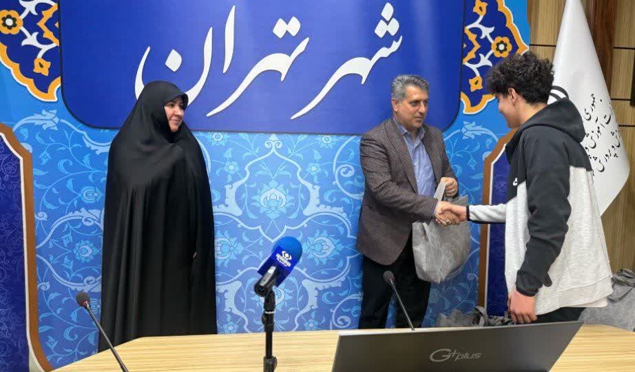 تقدیر از دانش‌آموزخبرنگاران، نمایندگان مجلس و مجامع دانش‌آموزی در نشست گفت‌وگوی بین‌نسلی تهران