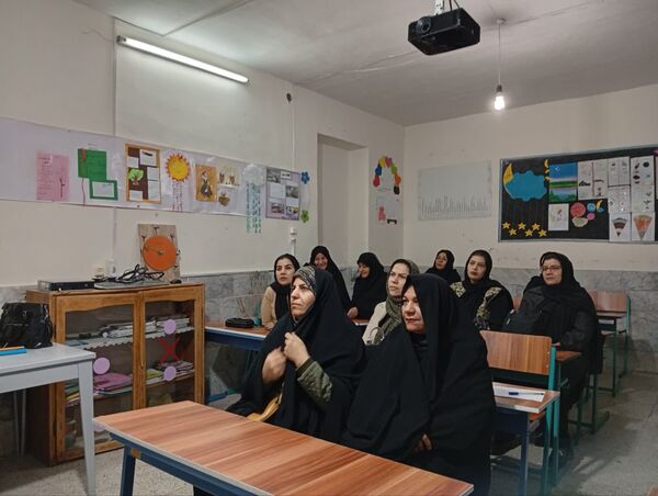 دومین جلسه انجمن اولیا در دبستان سمیه کاشمر
