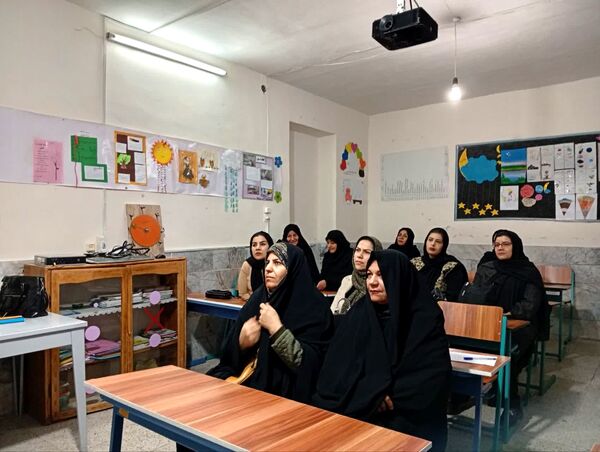 دومین جلسه انجمن اولیا در دبستان سمیه کاشمر