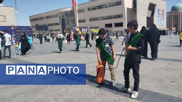 حضور نوجوانان در میدان شهدای مشهد برای استقبال و پذیرایی از زائران امام رضا(ع)