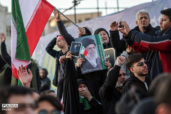 حضور مردم داغدار تهران در خیابان‌های مرکز شهر پس از اعلام خبر شهادت رهبر انقلاب