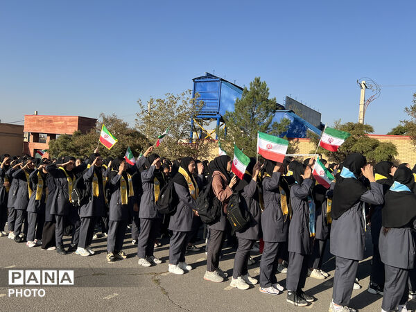 برگزاری مراسم صبحگاه تشکیلاتی در هنرستان دخترانه دکتر مهدی اکبریه تبریز