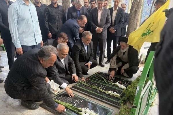 ادای احترام وزیر آموزش و به مقام شامخ شهدای بیرجند

