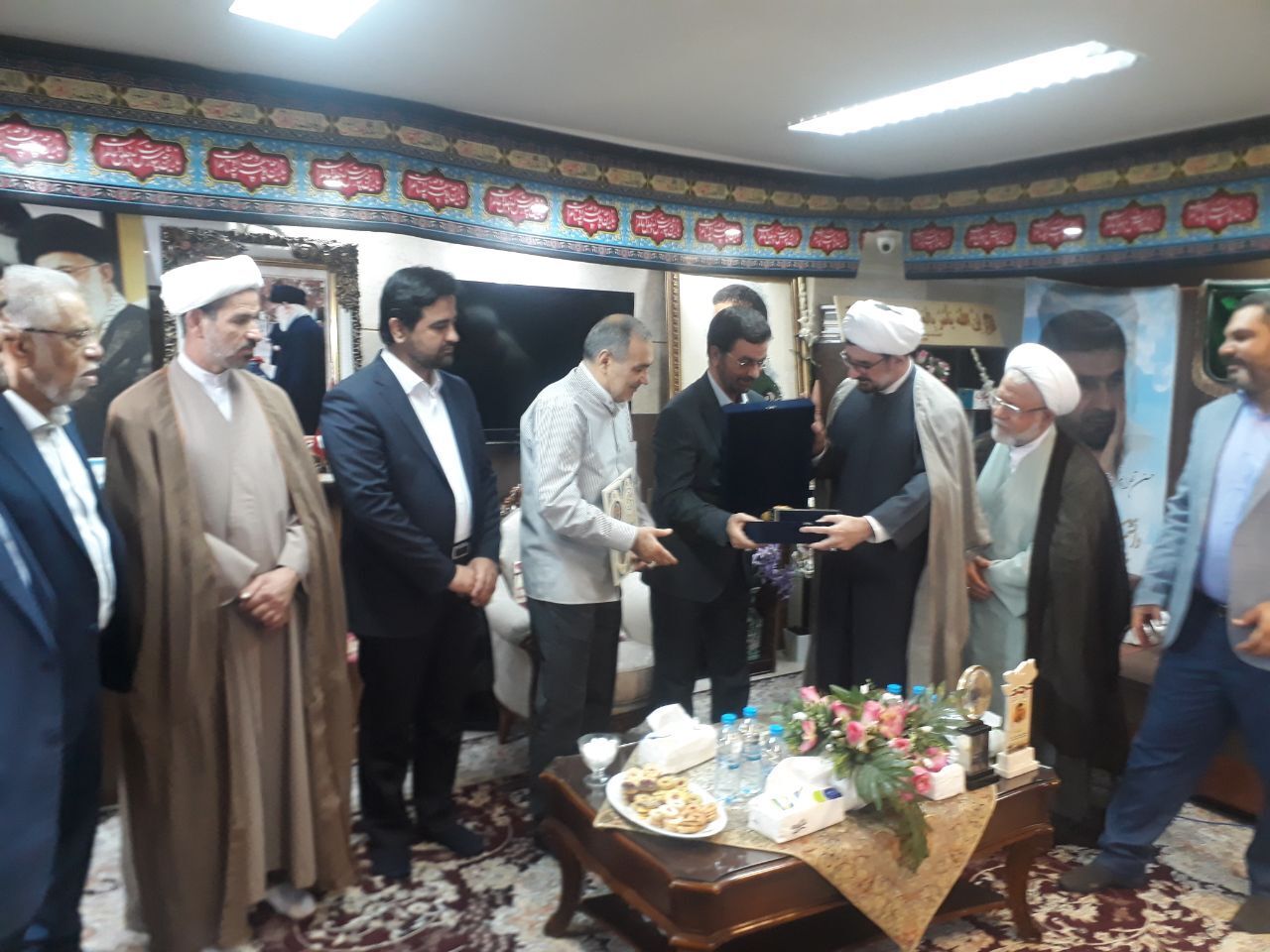 وزیرخارجه با اهدای گل از خانواده شهید طهرانی مقدم قدردانی کرد