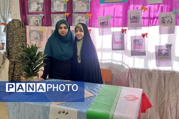 افتتاحیه نمایشگاه «مدرسه انقلاب» در مدرسه شهید شرافت بهارستان‌دو