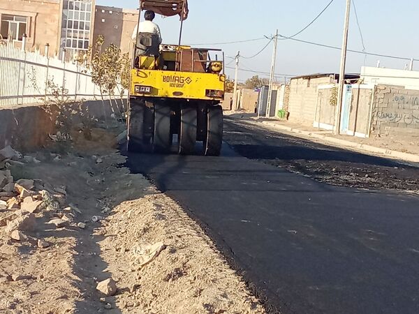آغاز عملیات آسفالت ریزی در روستای درخت سنجد 