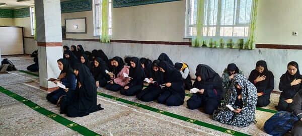 استقبال بی‌نظیر دانش‌آموزان از برگزاری نماز جماعت و زیارت عاشورا در مدرسه قاضی طباطبایی اسلامشهر