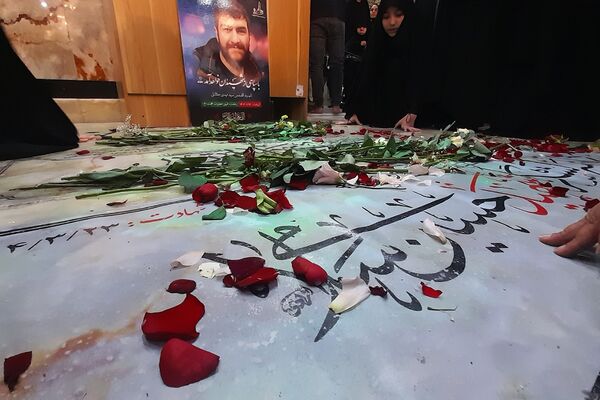 در آغوش زمین، شهیدانی آرمیده‌اند که با جوهر خون، سند حق و حقیقت را امضا کردند