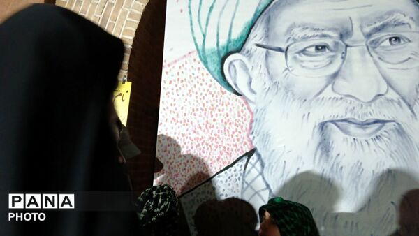 اثر انگشت هایی که قاب رهبر شهید را کامل کردند 