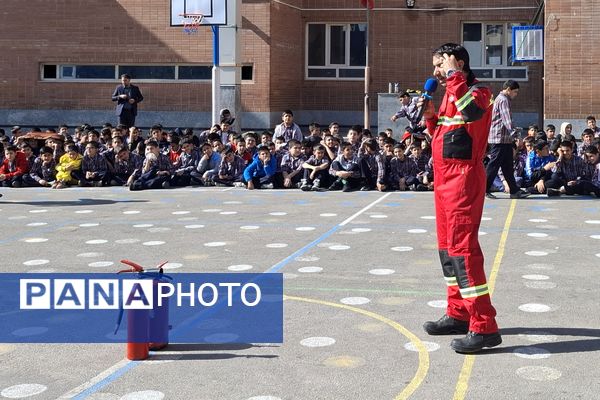 آموزش نکات ایمنی آتش‌نشانی در آموزشگاه معارف ۶