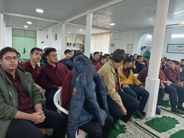 جلسه پرسش و پاسخ با موضوع دستاورد‌های انقلاب اسلامی در دبیرستان نمونه آیت‌الله خامنه‌ای