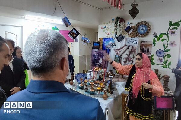 حضور مسئولان ناحیه دو شهرری در مراسم جشن عاطفه‌های دبستان پانزده خرداد 