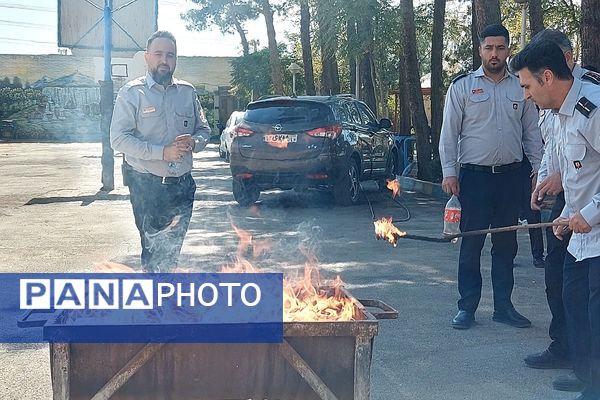 گرامیداشت مقام آتش‌نشان در دبیرستان نمونه دولتی شهیدی باقرشهر 