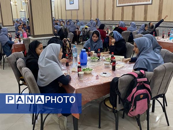 ضیافت افطاری و تقدیر از دانش آموز پیشتازان فعال