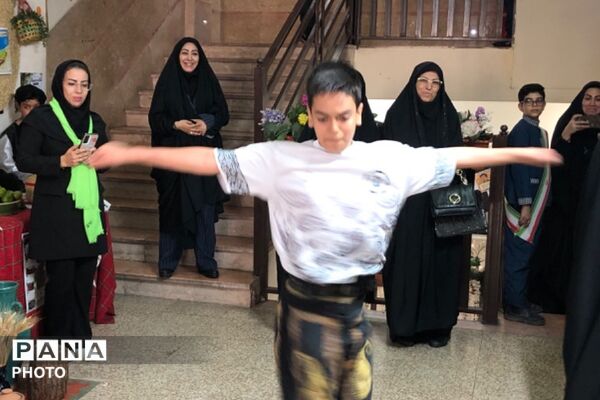 حضور مسئولان ناحیه دو شهرری در مراسم جشن عاطفه‌های دبستان پانزده خرداد 