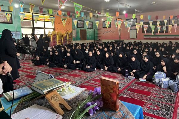 مراسم بزرگداشت روز حافظ در دبیرستان شاهدشهید قاسم سلیمانی
